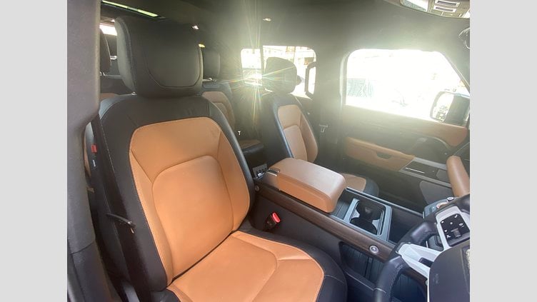 2023 認定中古車 Land Rover Defender 130 ゴンドワナストーン D300 AWD AUTOMATIC MHEV X-DYNAMIC HSE