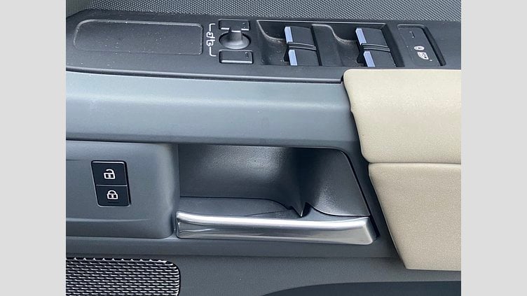 2022 認定中古車 Land Rover Defender 110 サントリーニブラック D300 AWD（AT） S