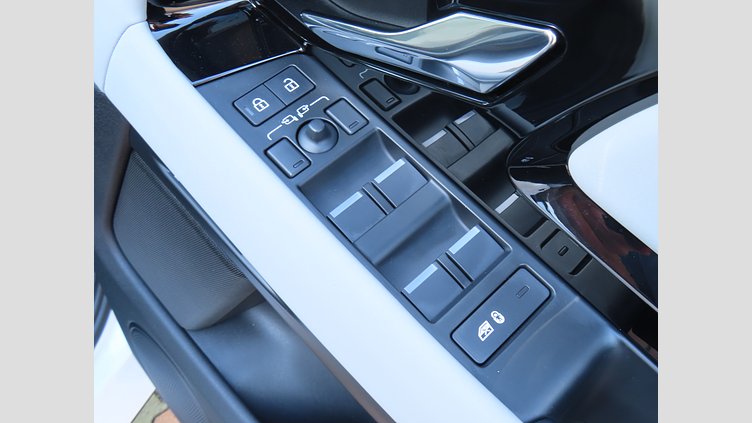 2024 認定中古車 Land Rover Range Rover Evoque オストゥーニパールホワイト D200マイルドハイブリッド（ディーゼル） スタンダードホイールベース DYNAMIC SE