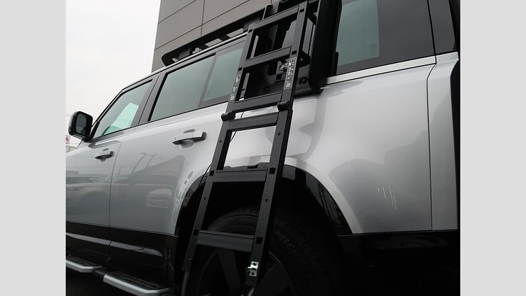 2023 認定中古車 Land Rover Defender 110 ハクバシルバー D300 AWD（AT） X-DYNAMIC HSE