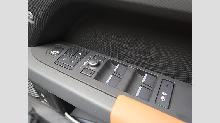 2023 認定中古車 Land Rover Defender 110 ハクバシルバー D300 AWD（AT） X-DYNAMIC HSE