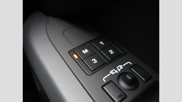 2023 認定中古車 Land Rover Defender 110 サントリーニブラック D300 AWD（AT） X