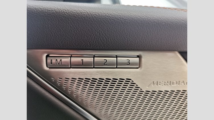 2025 認定中古車 Jaguar F-Pace オストゥーニパールホワイト P400e ガソリン プラグインハイブリッド R-DYNAMIC SE