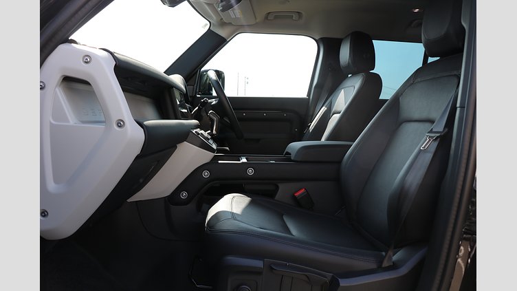 2024 認定中古車 Land Rover Defender 110 サントリーニブラック D300 AWD（AT） S