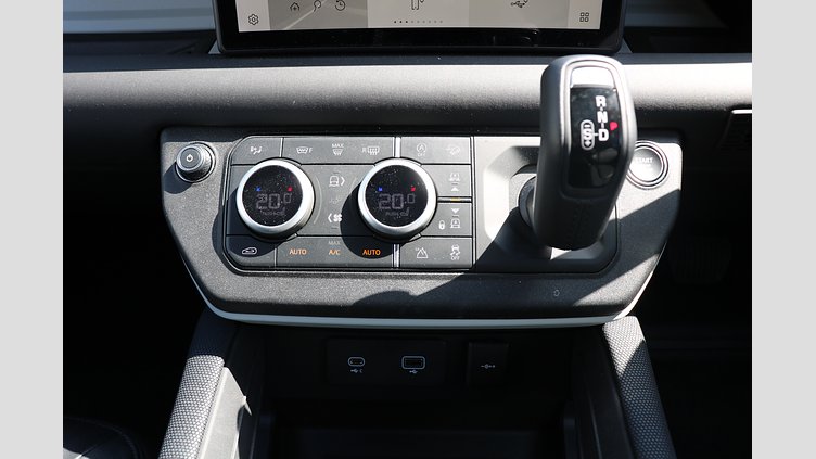 2024 認定中古車 Land Rover Defender 110 サントリーニブラック D300 AWD（AT） S
