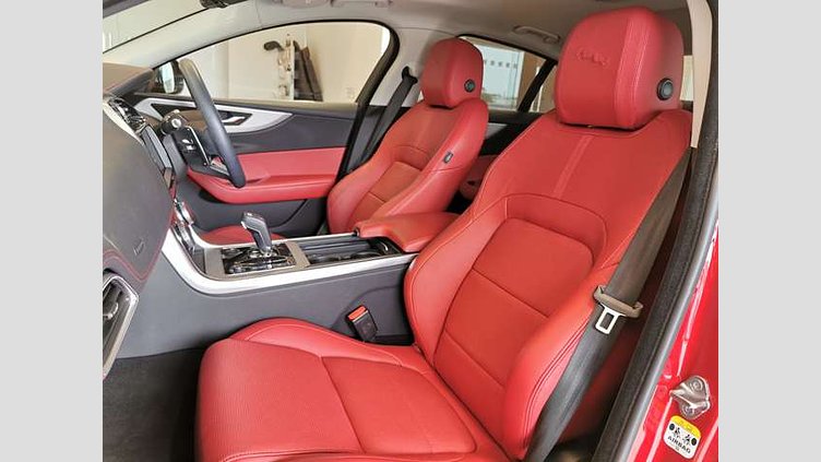 2022 認定中古車 Jaguar XE フィレンツェレッド P250 RWD（オートマチック） 4 door Saloon R-DYNAMIC SE