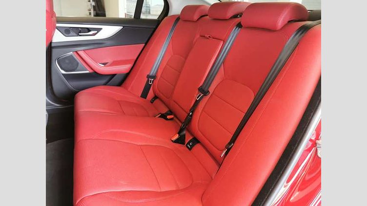 2022 認定中古車 Jaguar XE フィレンツェレッド P250 RWD（オートマチック） 4 door Saloon R-DYNAMIC SE