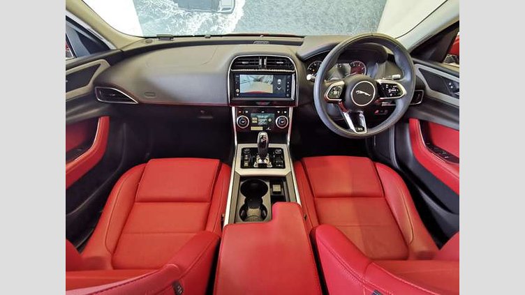2022 認定中古車 Jaguar XE フィレンツェレッド P250 RWD（オートマチック） 4 door Saloon R-DYNAMIC SE