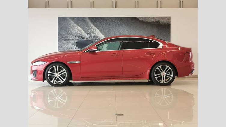 2022 認定中古車 Jaguar XE フィレンツェレッド P250 RWD（オートマチック） 4 door Saloon R-DYNAMIC SE
