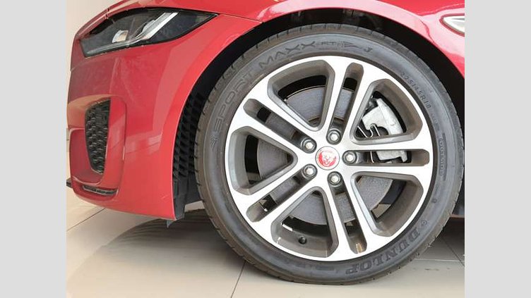 2022 認定中古車 Jaguar XE フィレンツェレッド P250 RWD（オートマチック） 4 door Saloon R-DYNAMIC SE