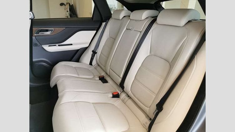 2020 認定中古車 Jaguar F-Pace Portofino Blue 2.0L I4 Pet Mid DOHC AJ200 プレステージ 2.0L P250
