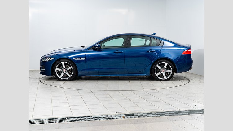 2015 認定中古車 Jaguar XE Bluefire Blue 2.0Lディーゼル Rスポーツ
