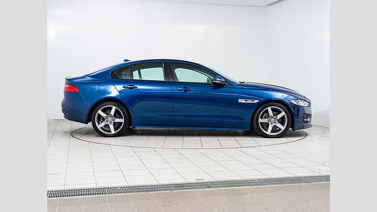 2015 認定中古車 Jaguar XE Bluefire Blue 2.0Lディーゼル Rスポーツ