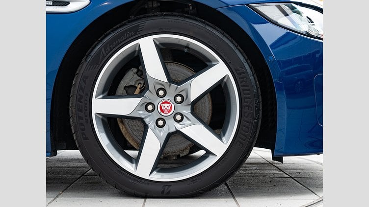 2015 認定中古車 Jaguar XE Bluefire Blue 2.0Lディーゼル Rスポーツ