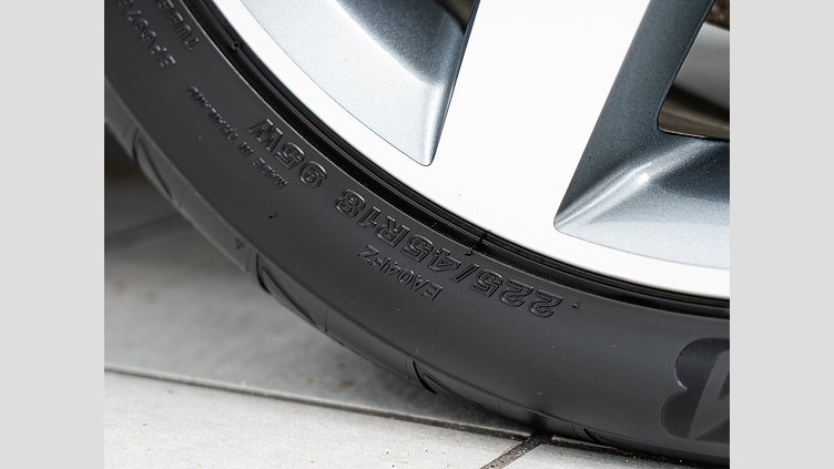 2015 認定中古車 Jaguar XE Bluefire Blue 2.0Lディーゼル Rスポーツ