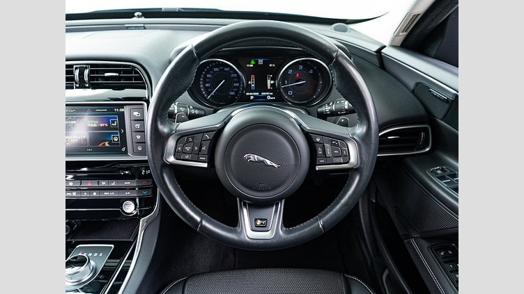 2015 認定中古車 Jaguar XE Bluefire Blue 2.0Lディーゼル Rスポーツ