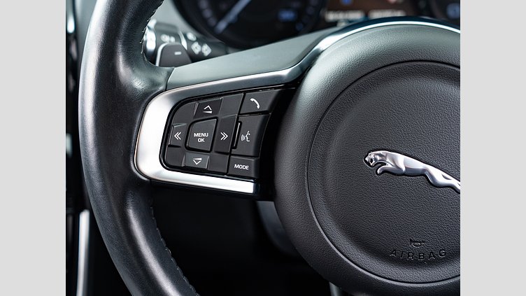 2015 認定中古車 Jaguar XE Bluefire Blue 2.0Lディーゼル Rスポーツ