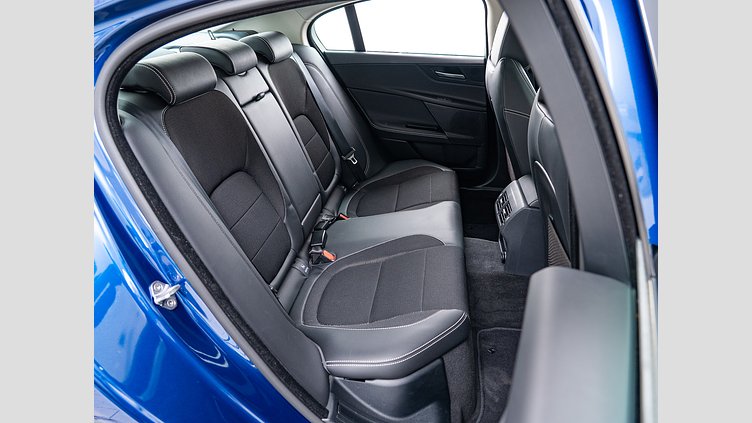 2015 認定中古車 Jaguar XE Bluefire Blue 2.0Lディーゼル Rスポーツ