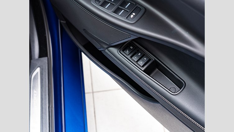 2015 認定中古車 Jaguar XE Bluefire Blue 2.0Lディーゼル Rスポーツ