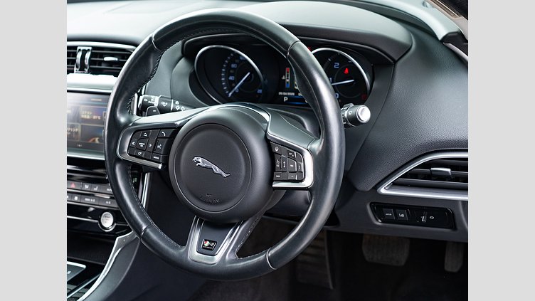 2015 認定中古車 Jaguar XE Bluefire Blue 2.0Lディーゼル Rスポーツ