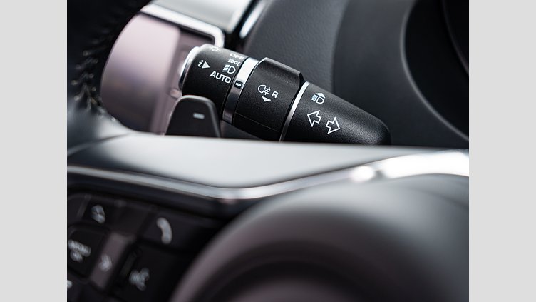 2015 認定中古車 Jaguar XE Bluefire Blue 2.0Lディーゼル Rスポーツ
