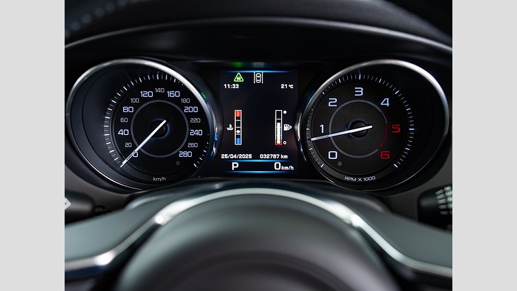 2015 認定中古車 Jaguar XE Bluefire Blue 2.0Lディーゼル Rスポーツ