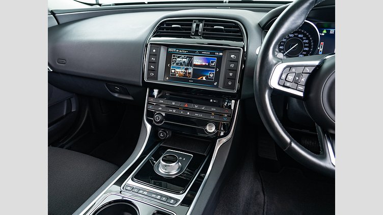 2015 認定中古車 Jaguar XE Bluefire Blue 2.0Lディーゼル Rスポーツ
