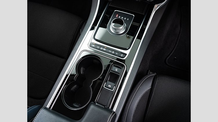 2015 認定中古車 Jaguar XE Bluefire Blue 2.0Lディーゼル Rスポーツ