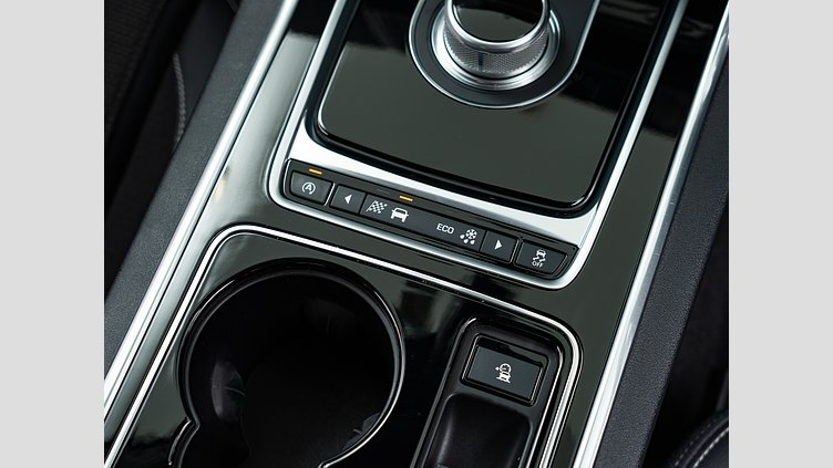 2015 認定中古車 Jaguar XE Bluefire Blue 2.0Lディーゼル Rスポーツ