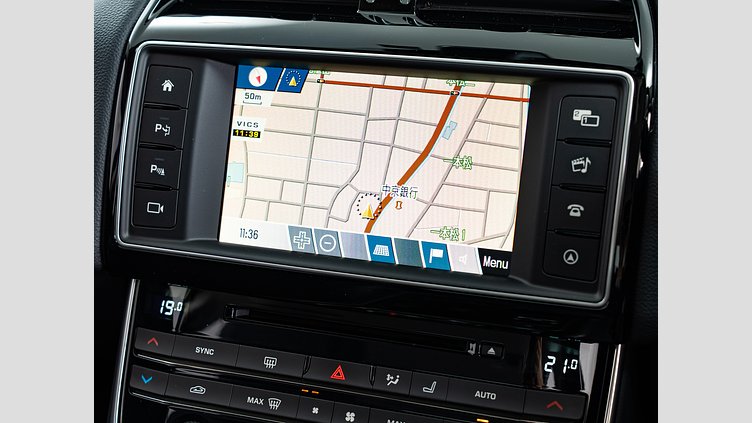 2015 認定中古車 Jaguar XE Bluefire Blue 2.0Lディーゼル Rスポーツ