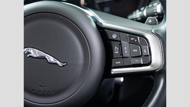 2015 認定中古車 Jaguar XE Bluefire Blue 2.0Lディーゼル Rスポーツ