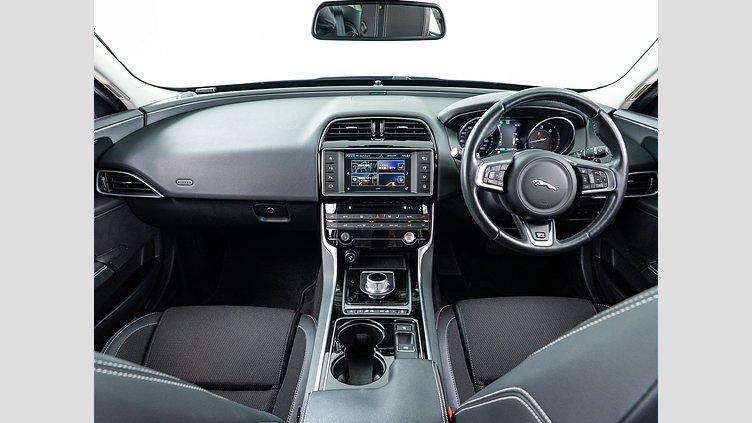 2015 認定中古車 Jaguar XE Bluefire Blue 2.0Lディーゼル Rスポーツ