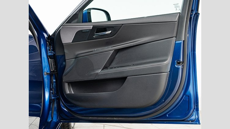 2015 認定中古車 Jaguar XE Bluefire Blue 2.0Lディーゼル Rスポーツ