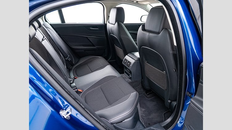 2015 認定中古車 Jaguar XE Bluefire Blue 2.0Lディーゼル Rスポーツ