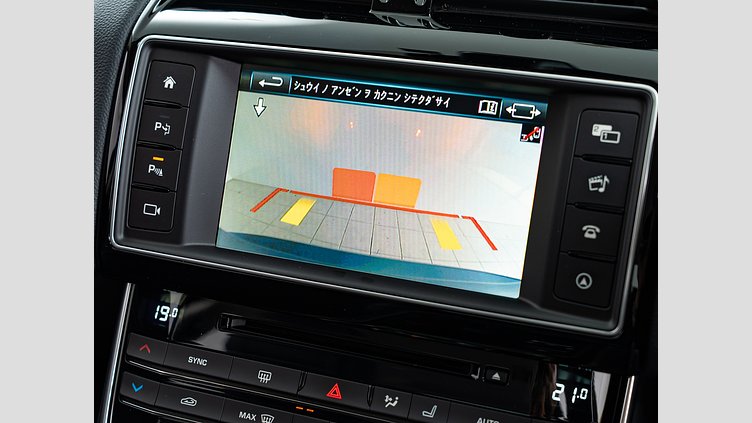 2015 認定中古車 Jaguar XE Bluefire Blue 2.0Lディーゼル Rスポーツ