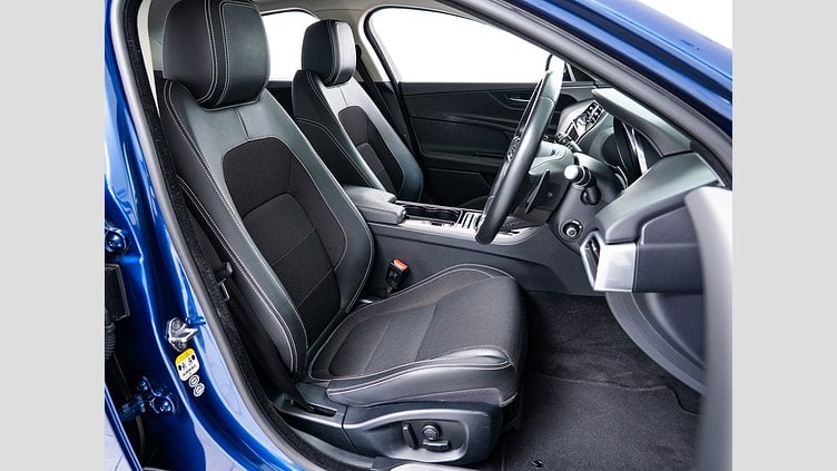 2015 認定中古車 Jaguar XE Bluefire Blue 2.0Lディーゼル Rスポーツ