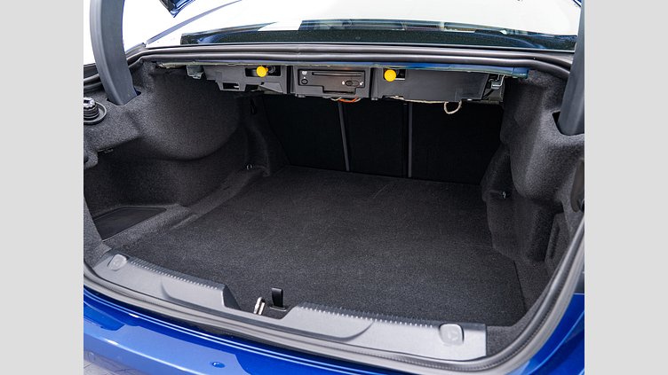 2015 認定中古車 Jaguar XE Bluefire Blue 2.0Lディーゼル Rスポーツ