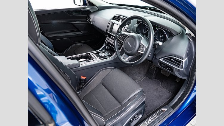 2015 認定中古車 Jaguar XE Bluefire Blue 2.0Lディーゼル Rスポーツ