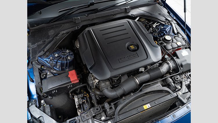 2015 認定中古車 Jaguar XE Bluefire Blue 2.0Lディーゼル Rスポーツ
