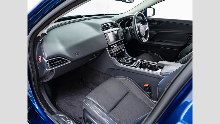 2015 認定中古車 Jaguar XE Bluefire Blue 2.0Lディーゼル Rスポーツ
