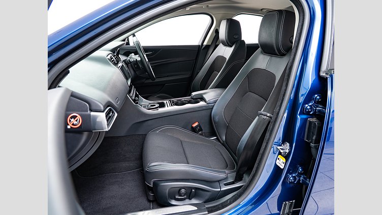 2015 認定中古車 Jaguar XE Bluefire Blue 2.0Lディーゼル Rスポーツ