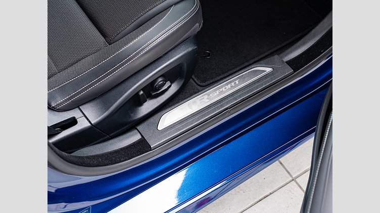 2015 認定中古車 Jaguar XE Bluefire Blue 2.0Lディーゼル Rスポーツ