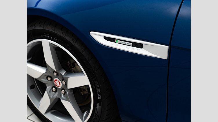 2015 認定中古車 Jaguar XE Bluefire Blue 2.0Lディーゼル Rスポーツ