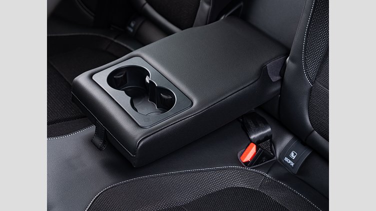 2015 認定中古車 Jaguar XE Bluefire Blue 2.0Lディーゼル Rスポーツ