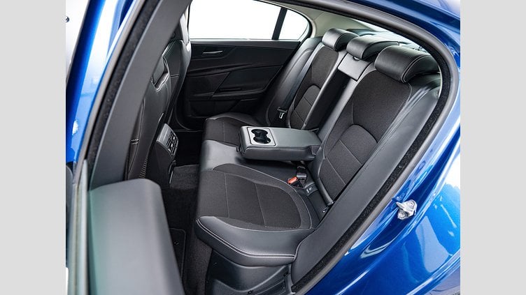 2015 認定中古車 Jaguar XE Bluefire Blue 2.0Lディーゼル Rスポーツ