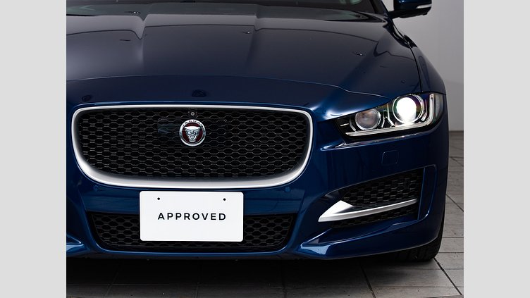 2015 認定中古車 Jaguar XE Bluefire Blue 2.0Lディーゼル Rスポーツ