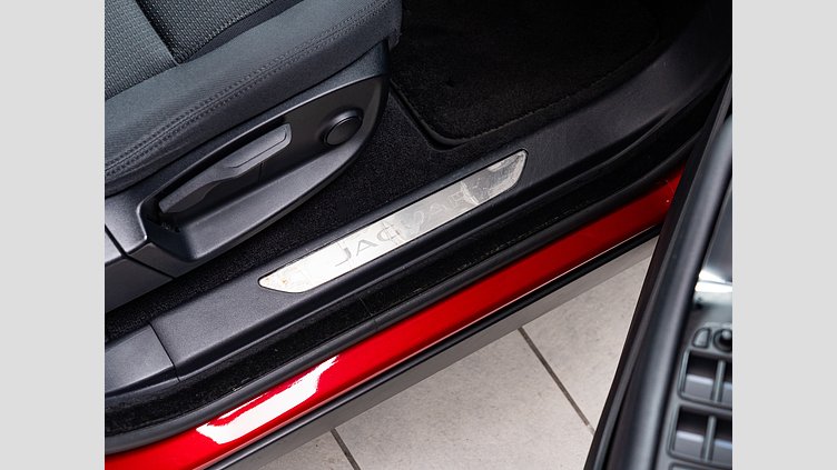 2018 認定中古車 Jaguar E-Pace フィレンツェ レッド D180 オートマチック全輪駆動 ベース