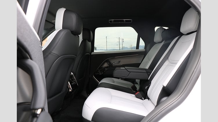2025 認定中古車 Land Rover Range Rover Sport オストゥーニパールホワイト P550eプラグインハイブリッド（ガソリン） Dynamic SE