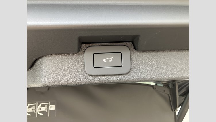 2024 認定中古車 Land Rover Discovery フジホワイト D300マイルドハイブリッド（ディーゼル） スタンダードホイールベース S