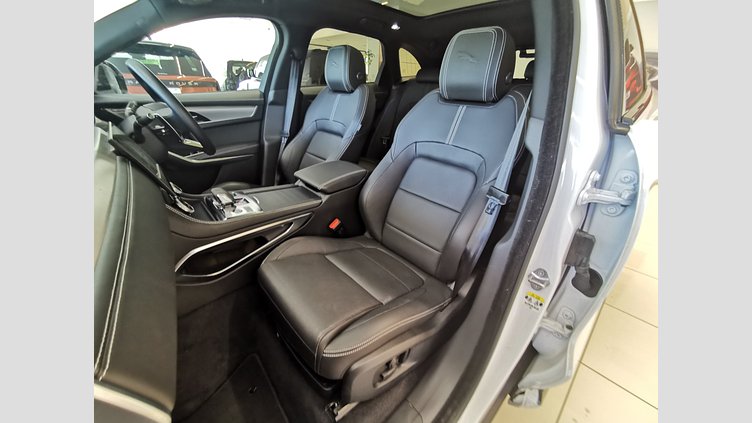2024 認定中古車 Jaguar F-Pace オストゥーニパールホワイト D204 AWD（オートマチック）MHEV R-DYNAMIC SE
